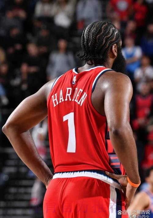 哈登关键时刻两罚全丢但抢到前场篮板，此前16罚16中